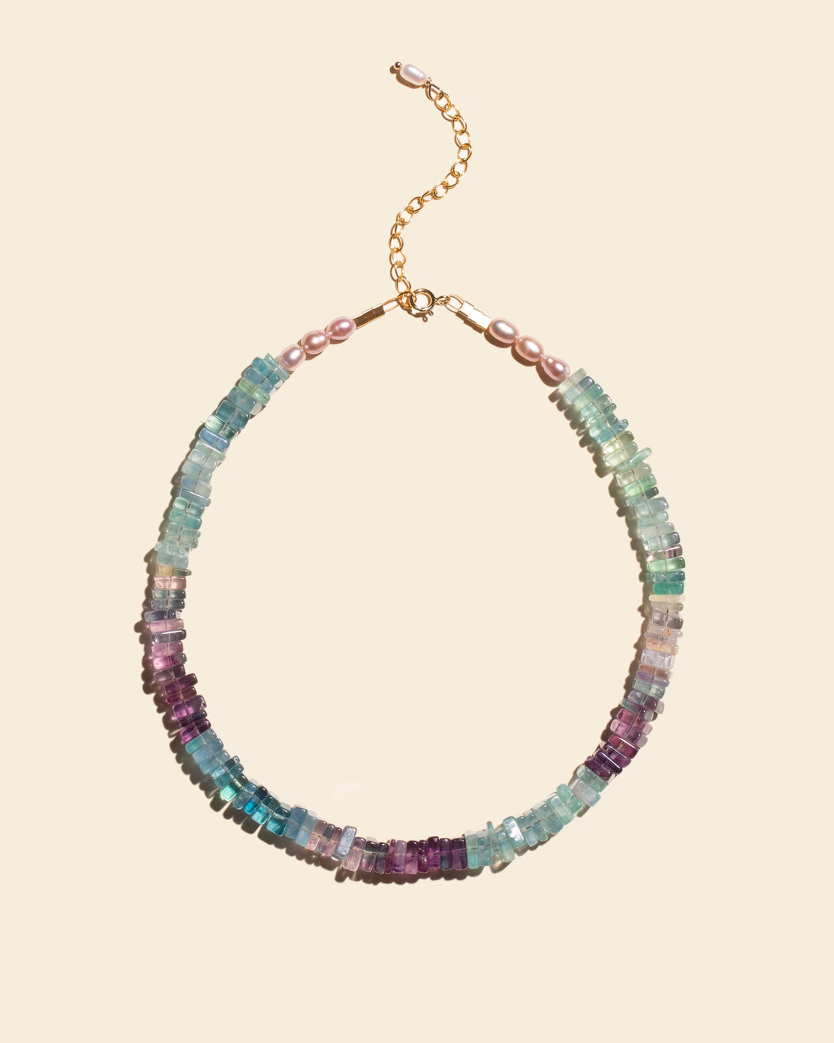 Collier Anjali APSARA avec perles carrées en fluorite naturelle multicolore (violet, vert, bleu) et fermoir doré.