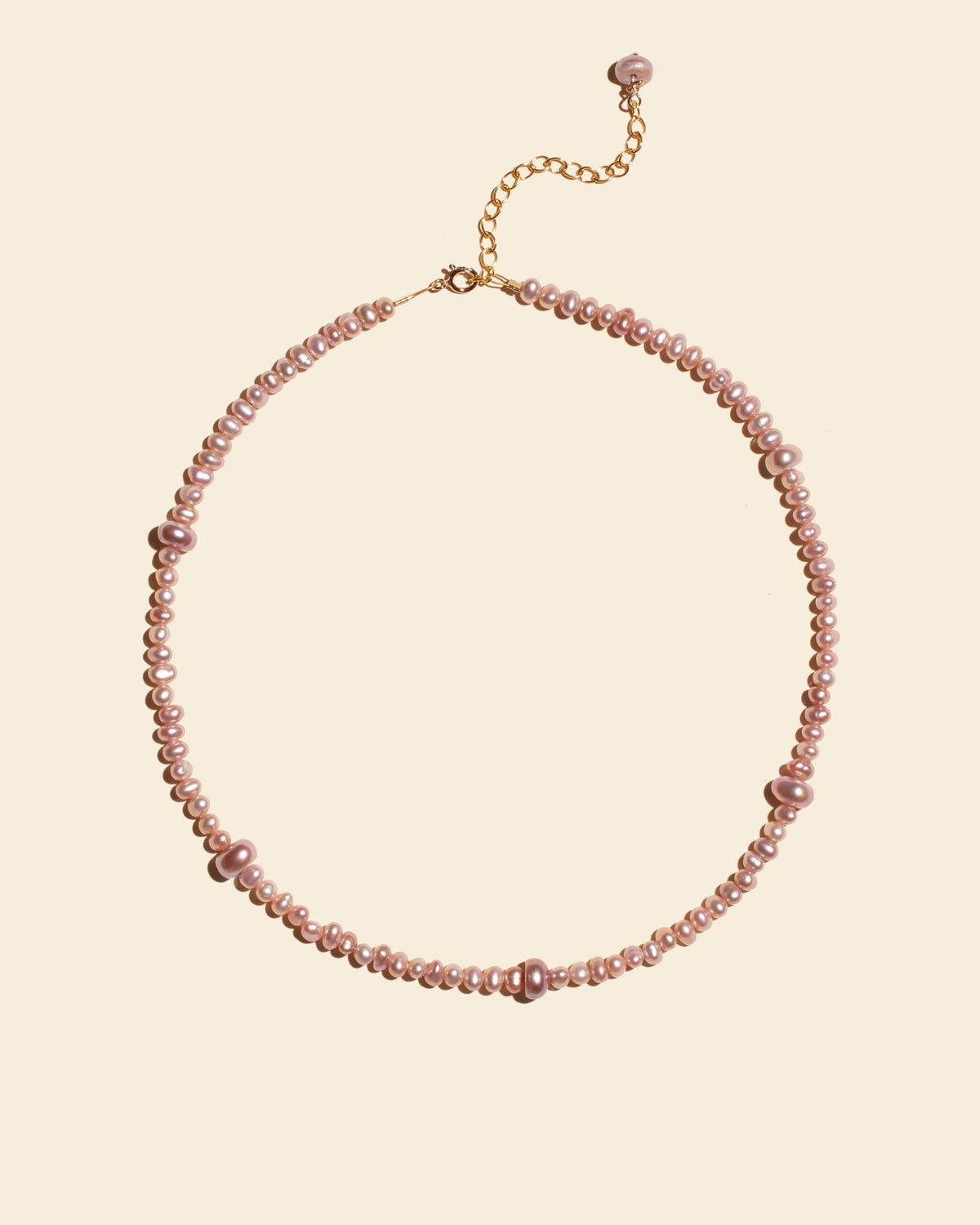 Collier Pearl APSARA alternant fines perles nacrées lavande irisées et grosses perles rondes violettes, fermoir doré.