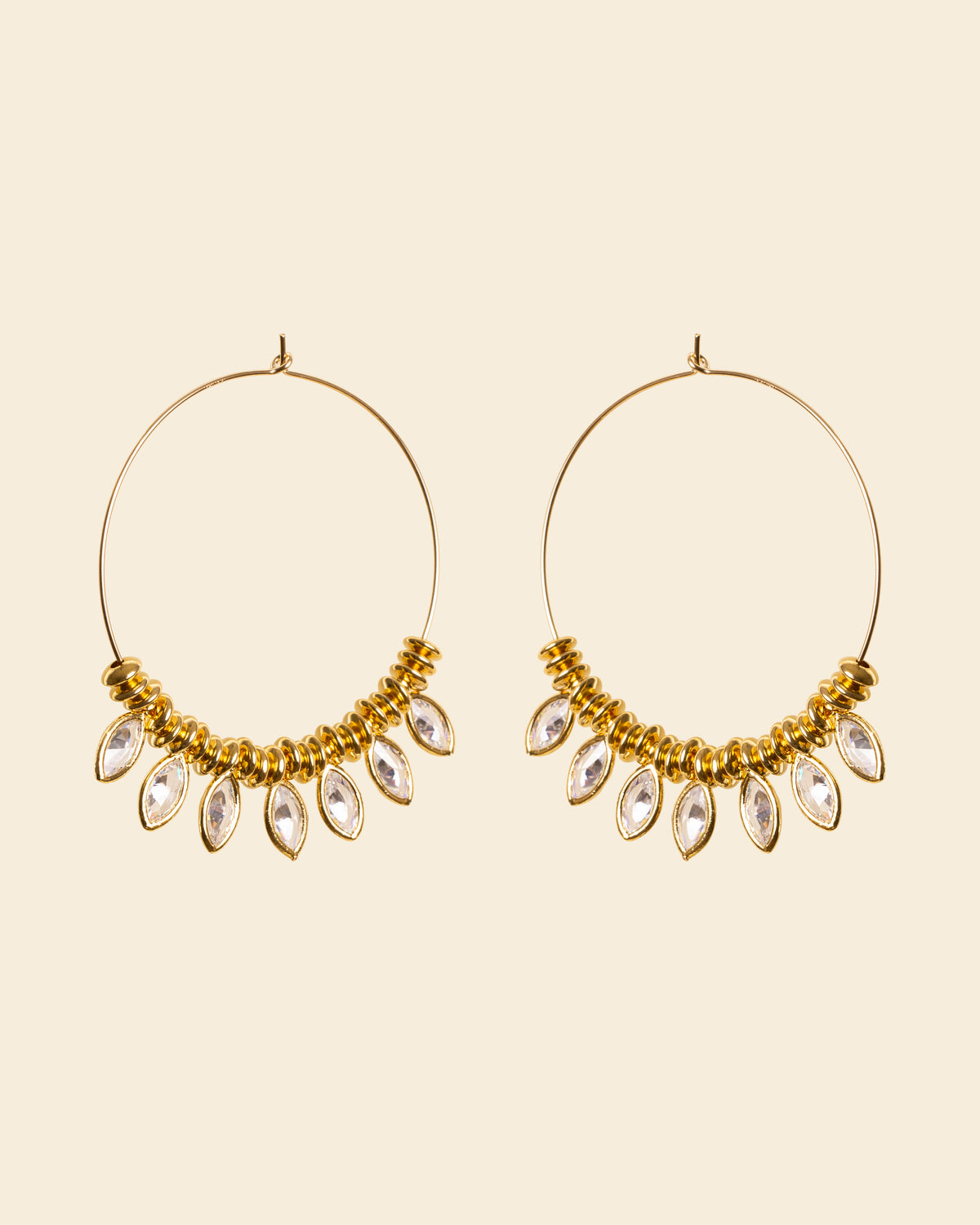 APSARA - Créoles ASTRA : larges anneaux dorés avec perles et zircons taille marquise. Bijou fait main en France.