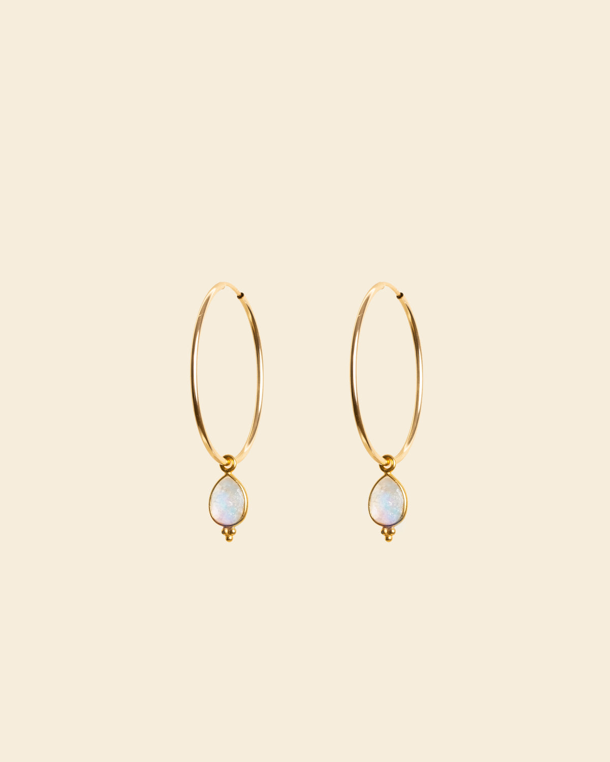 APSARA - Créoles MOONCHILD en Gold Filled 14 carats ornées de gouttes en pierre de lune. Bijoux faits main en France.