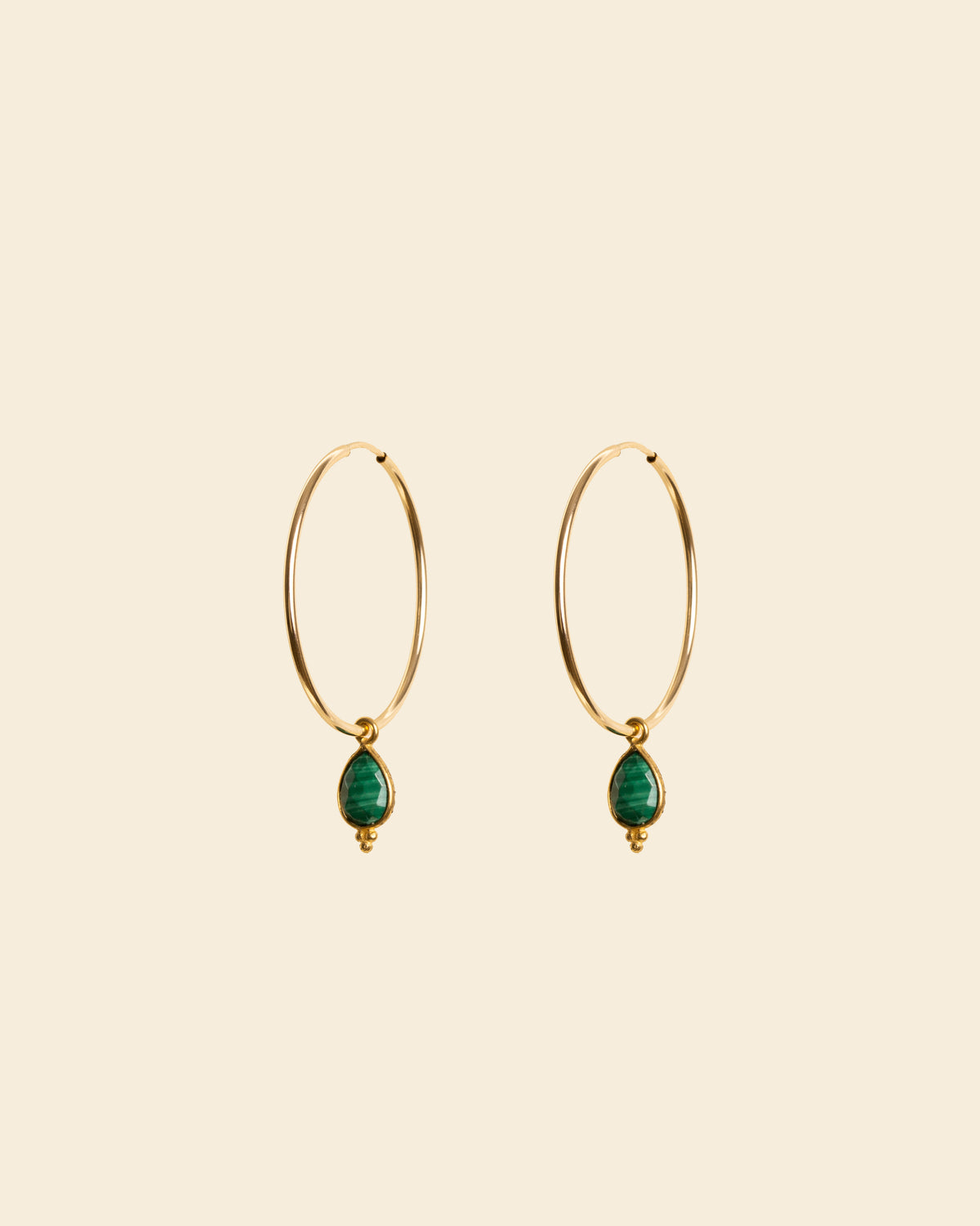 APSARA - Créoles VIVA en Gold Filled 14 carats ornées de gouttes en pierre naturelle de Malachite. Bijoux faits main en France.