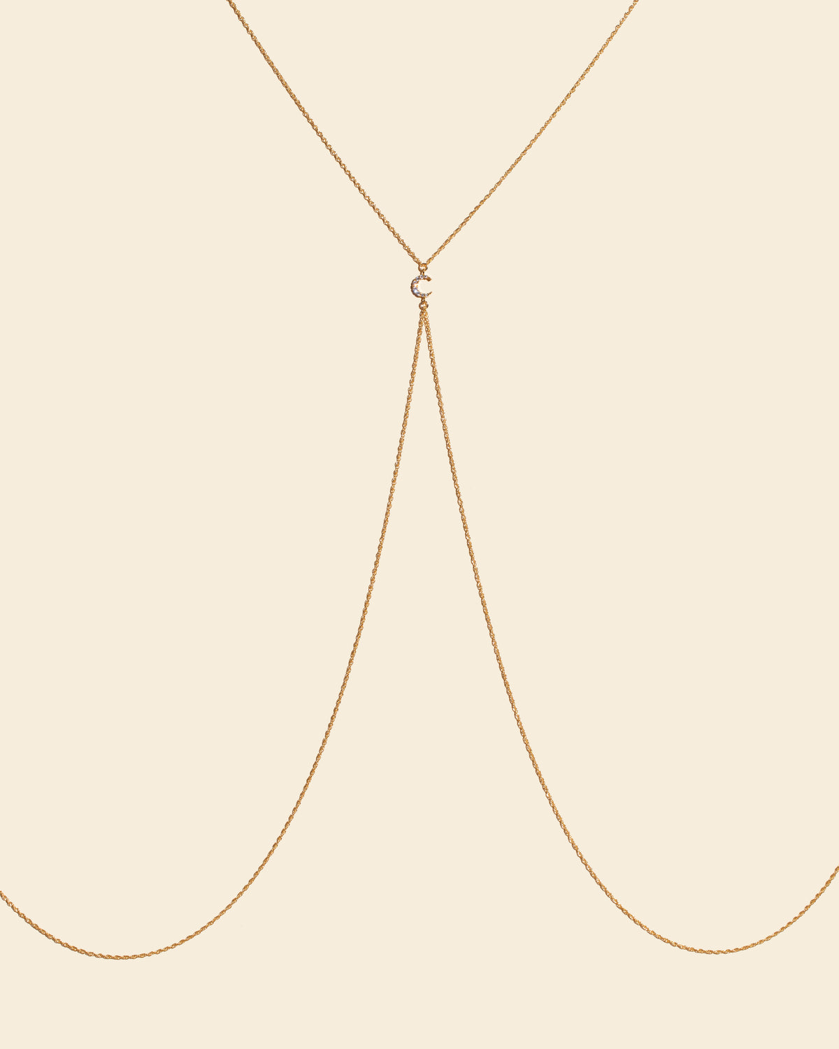 Chaîne de corps Honeymoon avec pendentif lune serti de zircons brillants, sur fond blanc. Bijou de créateur Apsara.