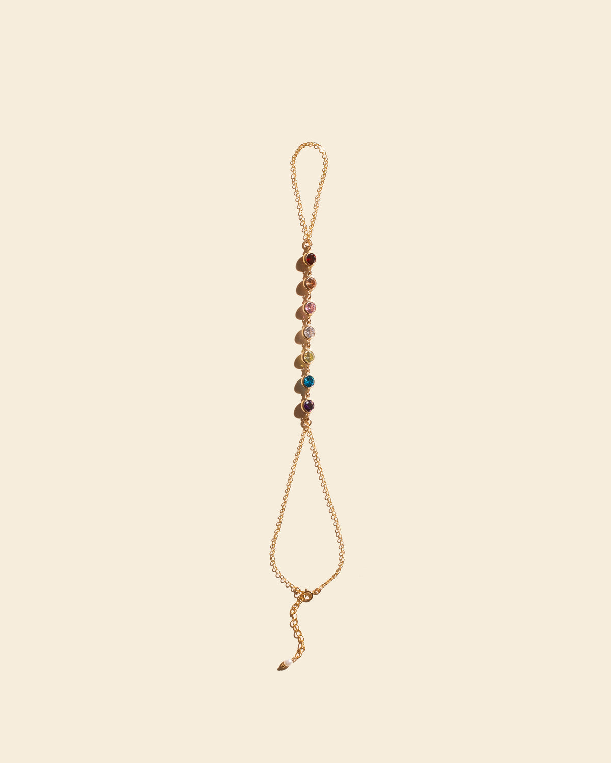 Chaîne de main 7 chakras, fine chaîne dorée ornée de cristaux arc-en-ciel représentant les 7 chakras. Bijou de créateur Apsara.